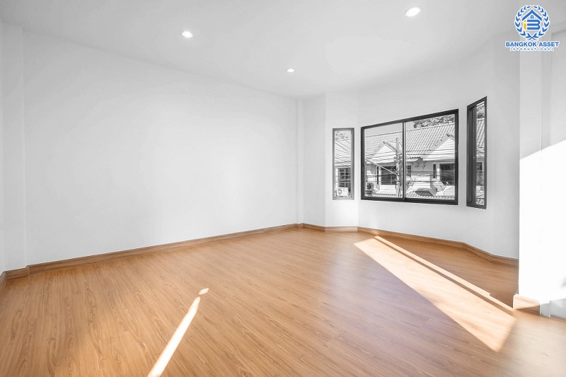 บ้านมือสองตกแต่งใหม่ ม.พิมลกาญจน์ ประชาชื่น-แจ้งวัฒนะ หลังมุมที่จะช่วยเพิ่มความเป็นส่วนตัวมากขึ้น เนื้อที่ 24.30 ตร.ว. ฟังก์ชั่น 3 ห้องนอน 2 ห้องน้ำ เดินทางเข้าสู่ใจกลางเมืองได้อย่างสะดวกสบาย ใกล้สนามบินดอนเมือง ทางด่วนศรีสมาน และรถไฟฟ้าสายสีแดง