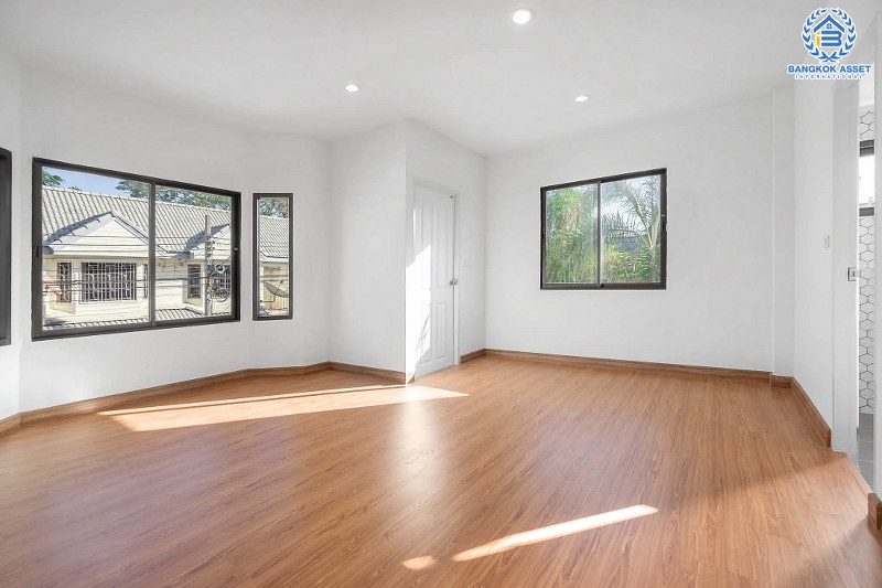 บ้านมือสองตกแต่งใหม่ ม.พิมลกาญจน์ ประชาชื่น-แจ้งวัฒนะ หลังมุมที่จะช่วยเพิ่มความเป็นส่วนตัวมากขึ้น เนื้อที่ 24.30 ตร.ว. ฟังก์ชั่น 3 ห้องนอน 2 ห้องน้ำ เดินทางเข้าสู่ใจกลางเมืองได้อย่างสะดวกสบาย ใกล้สนามบินดอนเมือง ทางด่วนศรีสมาน และรถไฟฟ้าสายสีแดง