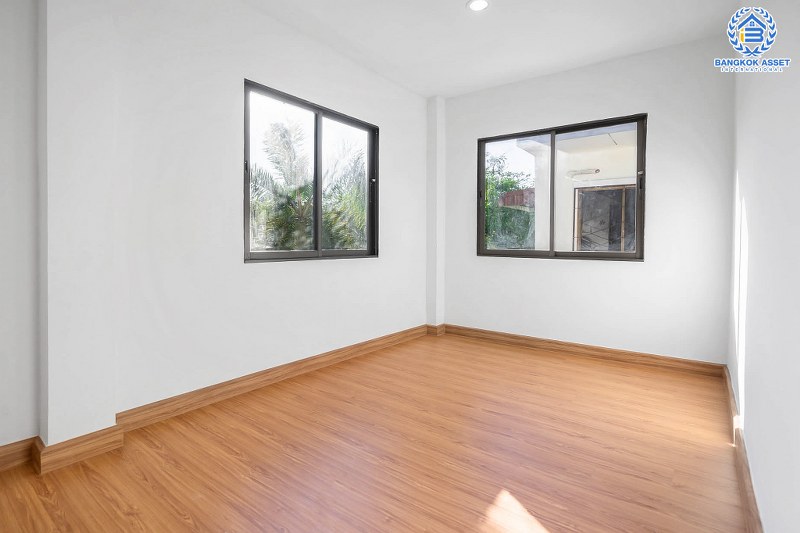 บ้านมือสองตกแต่งใหม่ ม.พิมลกาญจน์ ประชาชื่น-แจ้งวัฒนะ หลังมุมที่จะช่วยเพิ่มความเป็นส่วนตัวมากขึ้น เนื้อที่ 24.30 ตร.ว. ฟังก์ชั่น 3 ห้องนอน 2 ห้องน้ำ เดินทางเข้าสู่ใจกลางเมืองได้อย่างสะดวกสบาย ใกล้สนามบินดอนเมือง ทางด่วนศรีสมาน และรถไฟฟ้าสายสีแดง