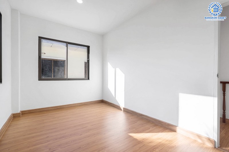 บ้านมือสองตกแต่งใหม่ ม.พิมลกาญจน์ ประชาชื่น-แจ้งวัฒนะ หลังมุมที่จะช่วยเพิ่มความเป็นส่วนตัวมากขึ้น เนื้อที่ 24.30 ตร.ว. ฟังก์ชั่น 3 ห้องนอน 2 ห้องน้ำ เดินทางเข้าสู่ใจกลางเมืองได้อย่างสะดวกสบาย ใกล้สนามบินดอนเมือง ทางด่วนศรีสมาน และรถไฟฟ้าสายสีแดง