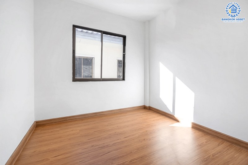 บ้านมือสองตกแต่งใหม่ ม.พิมลกาญจน์ ประชาชื่น-แจ้งวัฒนะ หลังมุมที่จะช่วยเพิ่มความเป็นส่วนตัวมากขึ้น เนื้อที่ 24.30 ตร.ว. ฟังก์ชั่น 3 ห้องนอน 2 ห้องน้ำ เดินทางเข้าสู่ใจกลางเมืองได้อย่างสะดวกสบาย ใกล้สนามบินดอนเมือง ทางด่วนศรีสมาน และรถไฟฟ้าสายสีแดง