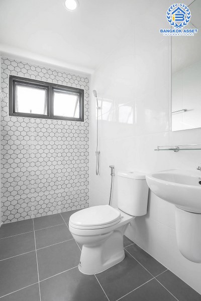 บ้านมือสองตกแต่งใหม่ ม.พิมลกาญจน์ ประชาชื่น-แจ้งวัฒนะ หลังมุมที่จะช่วยเพิ่มความเป็นส่วนตัวมากขึ้น เนื้อที่ 24.30 ตร.ว. ฟังก์ชั่น 3 ห้องนอน 2 ห้องน้ำ เดินทางเข้าสู่ใจกลางเมืองได้อย่างสะดวกสบาย ใกล้สนามบินดอนเมือง ทางด่วนศรีสมาน และรถไฟฟ้าสายสีแดง