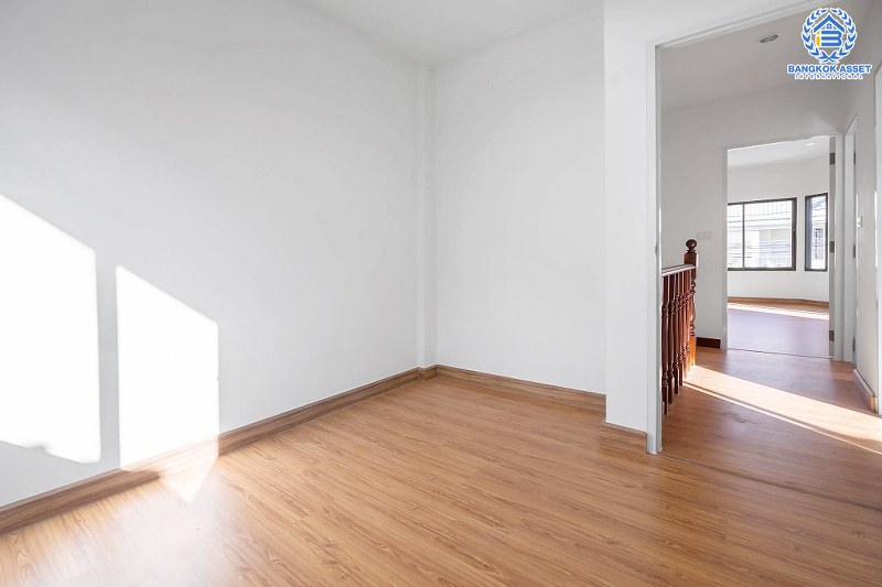 บ้านมือสองตกแต่งใหม่ ม.พิมลกาญจน์ ประชาชื่น-แจ้งวัฒนะ หลังมุมที่จะช่วยเพิ่มความเป็นส่วนตัวมากขึ้น เนื้อที่ 24.30 ตร.ว. ฟังก์ชั่น 3 ห้องนอน 2 ห้องน้ำ เดินทางเข้าสู่ใจกลางเมืองได้อย่างสะดวกสบาย ใกล้สนามบินดอนเมือง ทางด่วนศรีสมาน และรถไฟฟ้าสายสีแดง