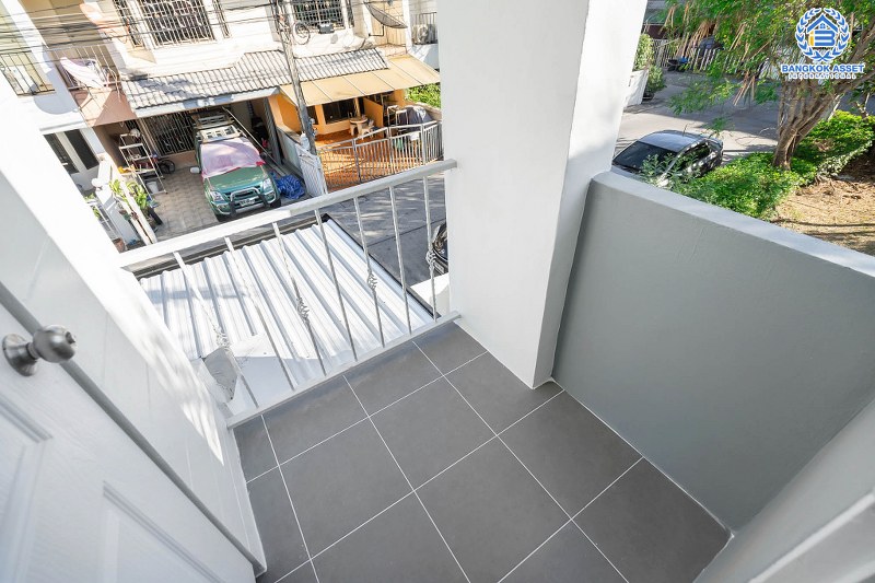 บ้านมือสองตกแต่งใหม่ ม.พิมลกาญจน์ ประชาชื่น-แจ้งวัฒนะ หลังมุมที่จะช่วยเพิ่มความเป็นส่วนตัวมากขึ้น เนื้อที่ 24.30 ตร.ว. ฟังก์ชั่น 3 ห้องนอน 2 ห้องน้ำ เดินทางเข้าสู่ใจกลางเมืองได้อย่างสะดวกสบาย ใกล้สนามบินดอนเมือง ทางด่วนศรีสมาน และรถไฟฟ้าสายสีแดง