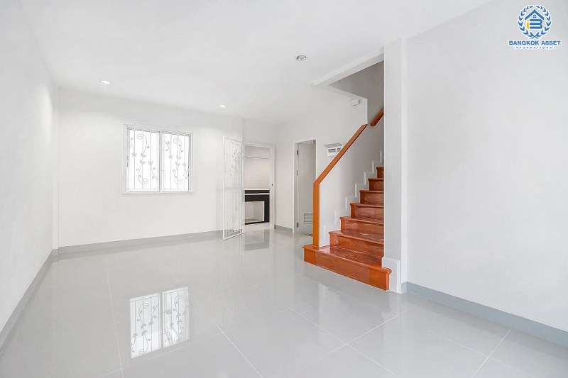 บ้านมือสองตกแต่งใหม่ แบรนด์ดัง Property Perfect โครงการ เดอะวิลล่า ราชพฤกษ์-ท่าอิฐ เพียง 10 นาที ถึงรถไฟฟ้า สถานีบางรักน้อยท่าอิฐ บ้านพร้อมอยู่ ฟังก์ชั่นครบ! เนื้อที่ 18 ตร.ว. 3 ห้องนอน 2 ห้องน้ำ บนทำเลเยี่ยมเชื่อมต่อทั้งถ.รัตนาธิเบศร์ และถ.ราชพฤกษ์...