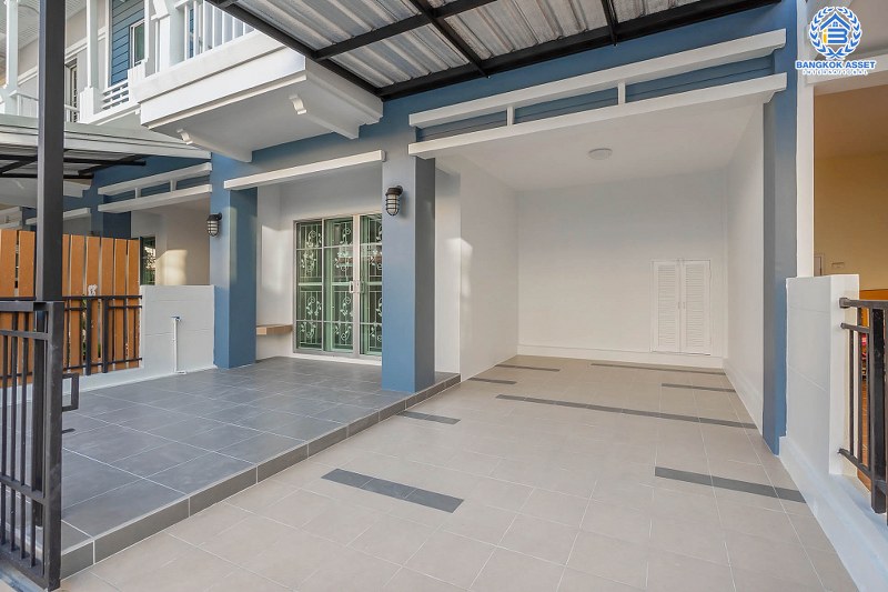 บ้านมือสองตกแต่งใหม่ แบรนด์ดัง Property Perfect โครงการ เดอะวิลล่า ราชพฤกษ์-ท่าอิฐ เพียง 10 นาที ถึงรถไฟฟ้า สถานีบางรักน้อยท่าอิฐ บ้านพร้อมอยู่ ฟังก์ชั่นครบ! เนื้อที่ 18 ตร.ว. 3 ห้องนอน 2 ห้องน้ำ บนทำเลเยี่ยมเชื่อมต่อทั้งถ.รัตนาธิเบศร์ และถ.ราชพฤกษ์...