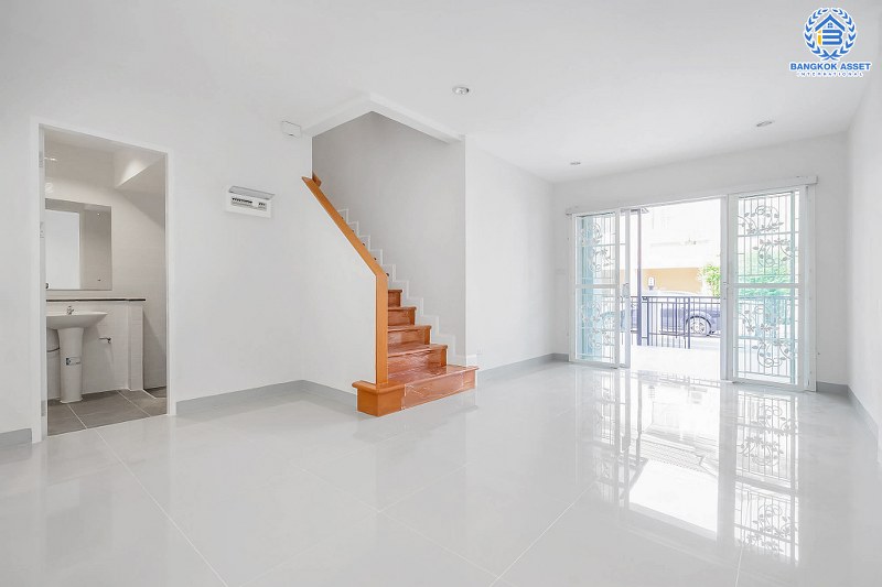 บ้านมือสองตกแต่งใหม่ แบรนด์ดัง Property Perfect โครงการ เดอะวิลล่า ราชพฤกษ์-ท่าอิฐ เพียง 10 นาที ถึงรถไฟฟ้า สถานีบางรักน้อยท่าอิฐ บ้านพร้อมอยู่ ฟังก์ชั่นครบ! เนื้อที่ 18 ตร.ว. 3 ห้องนอน 2 ห้องน้ำ บนทำเลเยี่ยมเชื่อมต่อทั้งถ.รัตนาธิเบศร์ และถ.ราชพฤกษ์...