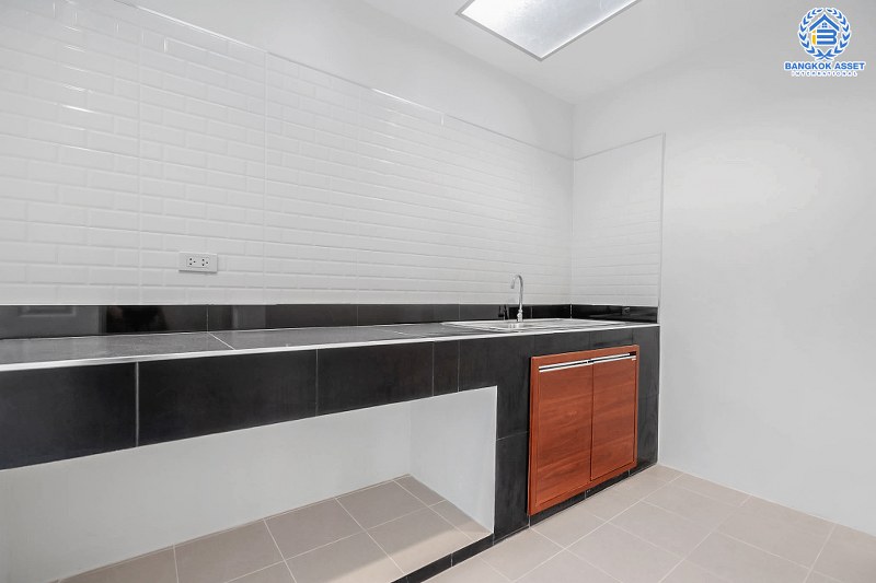 บ้านมือสองตกแต่งใหม่ แบรนด์ดัง Property Perfect โครงการ เดอะวิลล่า ราชพฤกษ์-ท่าอิฐ เพียง 10 นาที ถึงรถไฟฟ้า สถานีบางรักน้อยท่าอิฐ บ้านพร้อมอยู่ ฟังก์ชั่นครบ! เนื้อที่ 18 ตร.ว. 3 ห้องนอน 2 ห้องน้ำ บนทำเลเยี่ยมเชื่อมต่อทั้งถ.รัตนาธิเบศร์ และถ.ราชพฤกษ์...