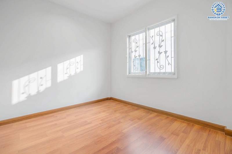 บ้านมือสองตกแต่งใหม่ แบรนด์ดัง Property Perfect โครงการ เดอะวิลล่า ราชพฤกษ์-ท่าอิฐ เพียง 10 นาที ถึงรถไฟฟ้า สถานีบางรักน้อยท่าอิฐ บ้านพร้อมอยู่ ฟังก์ชั่นครบ! เนื้อที่ 18 ตร.ว. 3 ห้องนอน 2 ห้องน้ำ บนทำเลเยี่ยมเชื่อมต่อทั้งถ.รัตนาธิเบศร์ และถ.ราชพฤกษ์...