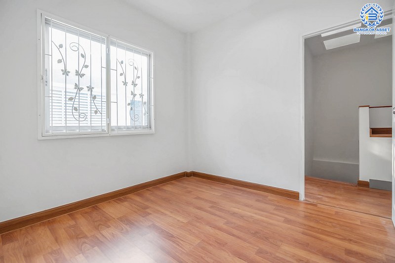 บ้านมือสองตกแต่งใหม่ แบรนด์ดัง Property Perfect โครงการ เดอะวิลล่า ราชพฤกษ์-ท่าอิฐ เพียง 10 นาที ถึงรถไฟฟ้า สถานีบางรักน้อยท่าอิฐ บ้านพร้อมอยู่ ฟังก์ชั่นครบ! เนื้อที่ 18 ตร.ว. 3 ห้องนอน 2 ห้องน้ำ บนทำเลเยี่ยมเชื่อมต่อทั้งถ.รัตนาธิเบศร์ และถ.ราชพฤกษ์...