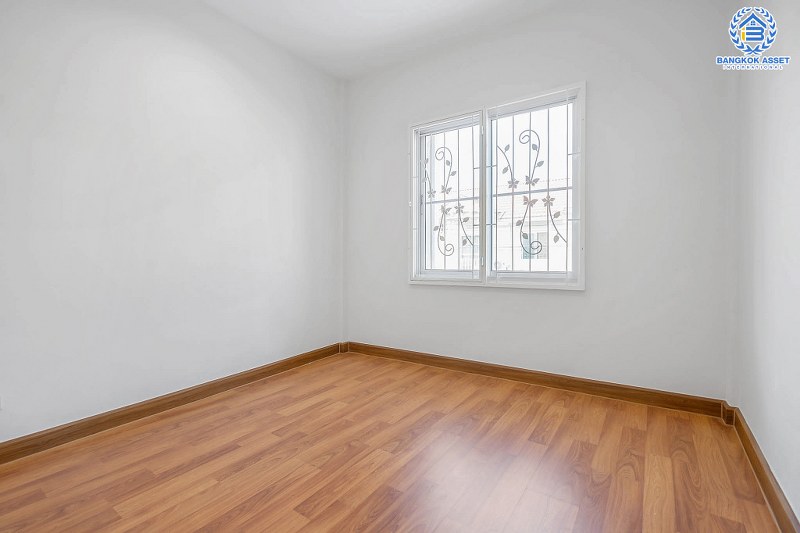 บ้านมือสองตกแต่งใหม่ แบรนด์ดัง Property Perfect โครงการ เดอะวิลล่า ราชพฤกษ์-ท่าอิฐ เพียง 10 นาที ถึงรถไฟฟ้า สถานีบางรักน้อยท่าอิฐ บ้านพร้อมอยู่ ฟังก์ชั่นครบ! เนื้อที่ 18 ตร.ว. 3 ห้องนอน 2 ห้องน้ำ บนทำเลเยี่ยมเชื่อมต่อทั้งถ.รัตนาธิเบศร์ และถ.ราชพฤกษ์...