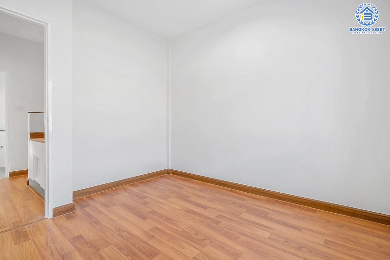 บ้านมือสองตกแต่งใหม่ แบรนด์ดัง Property Perfect โครงการ เดอะวิลล่า ราชพฤกษ์-ท่าอิฐ เพียง 10 นาที ถึงรถไฟฟ้า สถานีบางรักน้อยท่าอิฐ บ้านพร้อมอยู่ ฟังก์ชั่นครบ! เนื้อที่ 18 ตร.ว. 3 ห้องนอน 2 ห้องน้ำ บนทำเลเยี่ยมเชื่อมต่อทั้งถ.รัตนาธิเบศร์ และถ.ราชพฤกษ์...