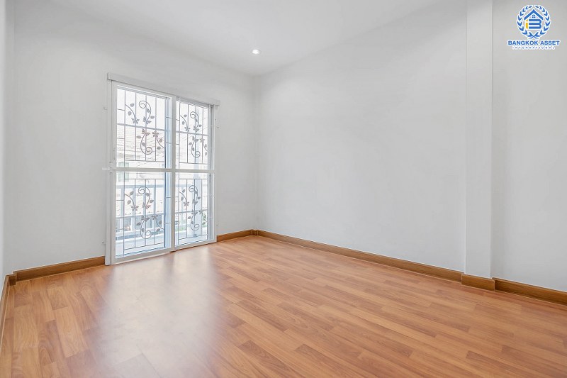 บ้านมือสองตกแต่งใหม่ แบรนด์ดัง Property Perfect โครงการ เดอะวิลล่า ราชพฤกษ์-ท่าอิฐ เพียง 10 นาที ถึงรถไฟฟ้า สถานีบางรักน้อยท่าอิฐ บ้านพร้อมอยู่ ฟังก์ชั่นครบ! เนื้อที่ 18 ตร.ว. 3 ห้องนอน 2 ห้องน้ำ บนทำเลเยี่ยมเชื่อมต่อทั้งถ.รัตนาธิเบศร์ และถ.ราชพฤกษ์...