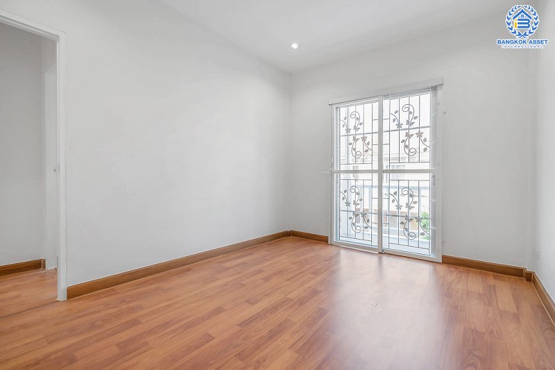 บ้านมือสองตกแต่งใหม่ แบรนด์ดัง Property Perfect โครงการ เดอะวิลล่า ราชพฤกษ์-ท่าอิฐ เพียง 10 นาที ถึงรถไฟฟ้า สถานีบางรักน้อยท่าอิฐ บ้านพร้อมอยู่ ฟังก์ชั่นครบ! เนื้อที่ 18 ตร.ว. 3 ห้องนอน 2 ห้องน้ำ บนทำเลเยี่ยมเชื่อมต่อทั้งถ.รัตนาธิเบศร์ และถ.ราชพฤกษ์...