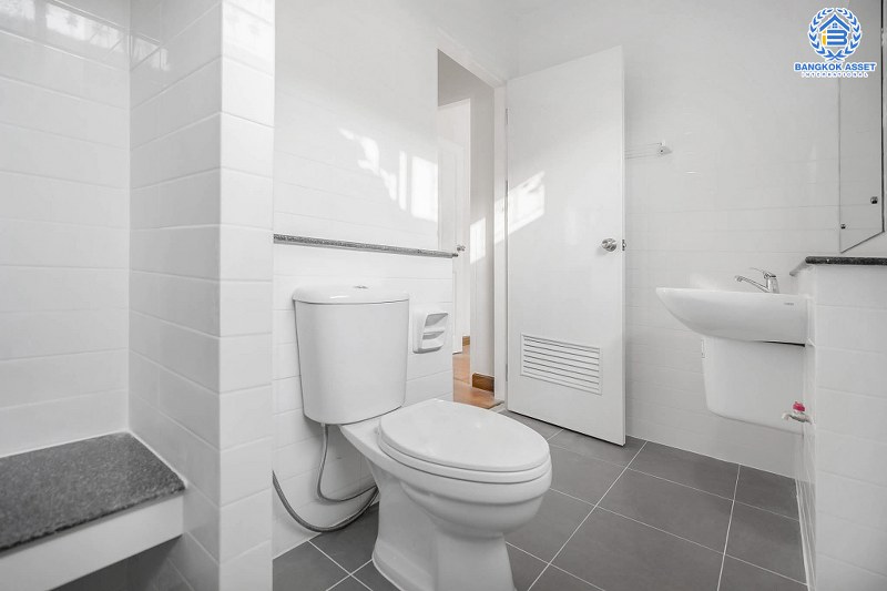 บ้านมือสองตกแต่งใหม่ แบรนด์ดัง Property Perfect โครงการ เดอะวิลล่า ราชพฤกษ์-ท่าอิฐ เพียง 10 นาที ถึงรถไฟฟ้า สถานีบางรักน้อยท่าอิฐ บ้านพร้อมอยู่ ฟังก์ชั่นครบ! เนื้อที่ 18 ตร.ว. 3 ห้องนอน 2 ห้องน้ำ บนทำเลเยี่ยมเชื่อมต่อทั้งถ.รัตนาธิเบศร์ และถ.ราชพฤกษ์...