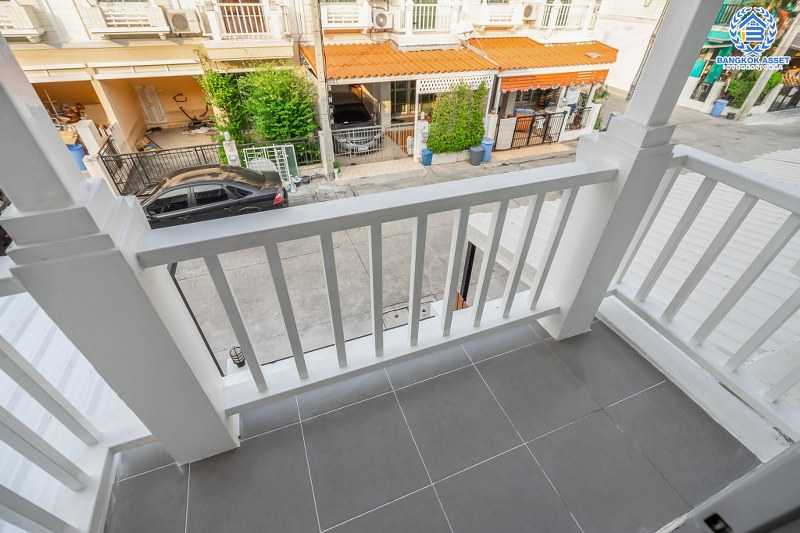 บ้านมือสองตกแต่งใหม่ แบรนด์ดัง Property Perfect โครงการ เดอะวิลล่า ราชพฤกษ์-ท่าอิฐ เพียง 10 นาที ถึงรถไฟฟ้า สถานีบางรักน้อยท่าอิฐ บ้านพร้อมอยู่ ฟังก์ชั่นครบ! เนื้อที่ 18 ตร.ว. 3 ห้องนอน 2 ห้องน้ำ บนทำเลเยี่ยมเชื่อมต่อทั้งถ.รัตนาธิเบศร์ และถ.ราชพฤกษ์...