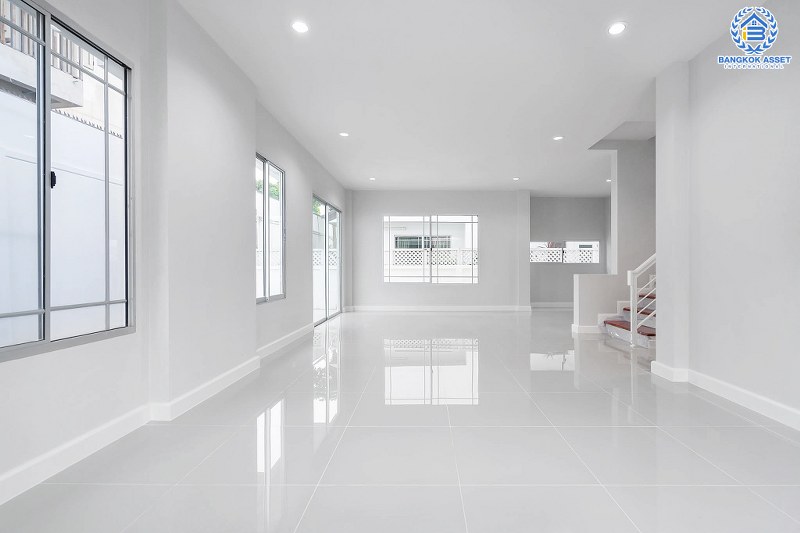 บ้านมือสองตกแต่งใหม่ หลังมุม คุณภาพแบรนด์ L&H โครงการ มัณฑนา แจ้งวัฒนะ-ราชพฤกษ์ เติมเต็มความสุขด้วยบ้านสไตล์โมเดิร์น พร้อม Living Room  เนื้อที่ 58.10 ตร.ว. ฟังก์ชั่น 3 ห้องนอน 3 ห้องน้ำ 2 ที่จอดรถ บนทำเลศักยภาพ เชื่อมต่อหลายเส้นทาง เพียง 10 นาทีถึงเซ็นทรัลแจ้งวัฒนะ ใกล้รถไฟฟ้า "สถานีบางรักใหญ่"