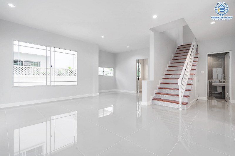 บ้านมือสองตกแต่งใหม่ หลังมุม คุณภาพแบรนด์ L&H โครงการ มัณฑนา แจ้งวัฒนะ-ราชพฤกษ์ เติมเต็มความสุขด้วยบ้านสไตล์โมเดิร์น พร้อม Living Room  เนื้อที่ 58.10 ตร.ว. ฟังก์ชั่น 3 ห้องนอน 3 ห้องน้ำ 2 ที่จอดรถ บนทำเลศักยภาพ เชื่อมต่อหลายเส้นทาง เพียง 10 นาทีถึงเซ็นทรัลแจ้งวัฒนะ ใกล้รถไฟฟ้า "สถานีบางรักใหญ่"