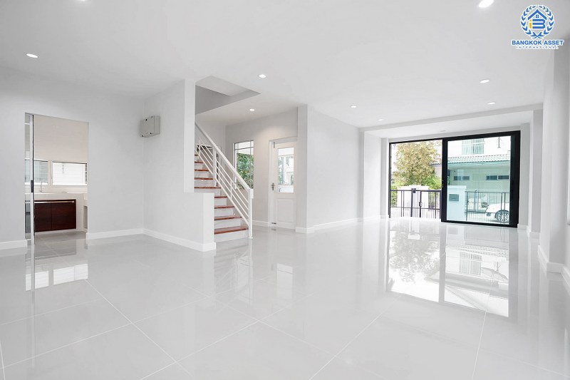 บ้านมือสองตกแต่งใหม่ หลังมุม คุณภาพแบรนด์ L&H โครงการ มัณฑนา แจ้งวัฒนะ-ราชพฤกษ์ เติมเต็มความสุขด้วยบ้านสไตล์โมเดิร์น พร้อม Living Room  เนื้อที่ 58.10 ตร.ว. ฟังก์ชั่น 3 ห้องนอน 3 ห้องน้ำ 2 ที่จอดรถ บนทำเลศักยภาพ เชื่อมต่อหลายเส้นทาง เพียง 10 นาทีถึงเซ็นทรัลแจ้งวัฒนะ ใกล้รถไฟฟ้า "สถานีบางรักใหญ่"