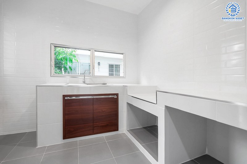 บ้านมือสองตกแต่งใหม่ หลังมุม คุณภาพแบรนด์ L&H โครงการ มัณฑนา แจ้งวัฒนะ-ราชพฤกษ์ เติมเต็มความสุขด้วยบ้านสไตล์โมเดิร์น พร้อม Living Room  เนื้อที่ 58.10 ตร.ว. ฟังก์ชั่น 3 ห้องนอน 3 ห้องน้ำ 2 ที่จอดรถ บนทำเลศักยภาพ เชื่อมต่อหลายเส้นทาง เพียง 10 นาทีถึงเซ็นทรัลแจ้งวัฒนะ ใกล้รถไฟฟ้า "สถานีบางรักใหญ่"