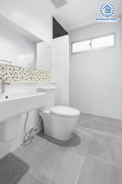 บ้านมือสองตกแต่งใหม่ หลังมุม คุณภาพแบรนด์ L&H โครงการ มัณฑนา แจ้งวัฒนะ-ราชพฤกษ์ เติมเต็มความสุขด้วยบ้านสไตล์โมเดิร์น พร้อม Living Room  เนื้อที่ 58.10 ตร.ว. ฟังก์ชั่น 3 ห้องนอน 3 ห้องน้ำ 2 ที่จอดรถ บนทำเลศักยภาพ เชื่อมต่อหลายเส้นทาง เพียง 10 นาทีถึงเซ็นทรัลแจ้งวัฒนะ ใกล้รถไฟฟ้า "สถานีบางรักใหญ่"