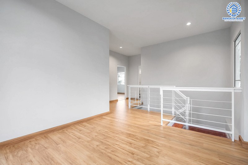 บ้านมือสองตกแต่งใหม่ หลังมุม คุณภาพแบรนด์ L&H โครงการ มัณฑนา แจ้งวัฒนะ-ราชพฤกษ์ เติมเต็มความสุขด้วยบ้านสไตล์โมเดิร์น พร้อม Living Room  เนื้อที่ 58.10 ตร.ว. ฟังก์ชั่น 3 ห้องนอน 3 ห้องน้ำ 2 ที่จอดรถ บนทำเลศักยภาพ เชื่อมต่อหลายเส้นทาง เพียง 10 นาทีถึงเซ็นทรัลแจ้งวัฒนะ ใกล้รถไฟฟ้า "สถานีบางรักใหญ่"