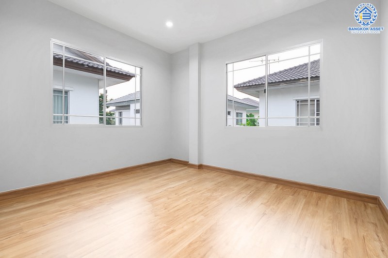 บ้านมือสองตกแต่งใหม่ หลังมุม คุณภาพแบรนด์ L&H โครงการ มัณฑนา แจ้งวัฒนะ-ราชพฤกษ์ เติมเต็มความสุขด้วยบ้านสไตล์โมเดิร์น พร้อม Living Room  เนื้อที่ 58.10 ตร.ว. ฟังก์ชั่น 3 ห้องนอน 3 ห้องน้ำ 2 ที่จอดรถ บนทำเลศักยภาพ เชื่อมต่อหลายเส้นทาง เพียง 10 นาทีถึงเซ็นทรัลแจ้งวัฒนะ ใกล้รถไฟฟ้า "สถานีบางรักใหญ่"