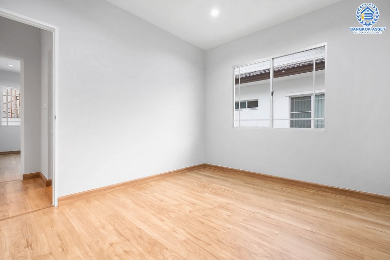 บ้านมือสองตกแต่งใหม่ หลังมุม คุณภาพแบรนด์ L&H โครงการ มัณฑนา แจ้งวัฒนะ-ราชพฤกษ์ เติมเต็มความสุขด้วยบ้านสไตล์โมเดิร์น พร้อม Living Room  เนื้อที่ 58.10 ตร.ว. ฟังก์ชั่น 3 ห้องนอน 3 ห้องน้ำ 2 ที่จอดรถ บนทำเลศักยภาพ เชื่อมต่อหลายเส้นทาง เพียง 10 นาทีถึงเซ็นทรัลแจ้งวัฒนะ ใกล้รถไฟฟ้า "สถานีบางรักใหญ่"