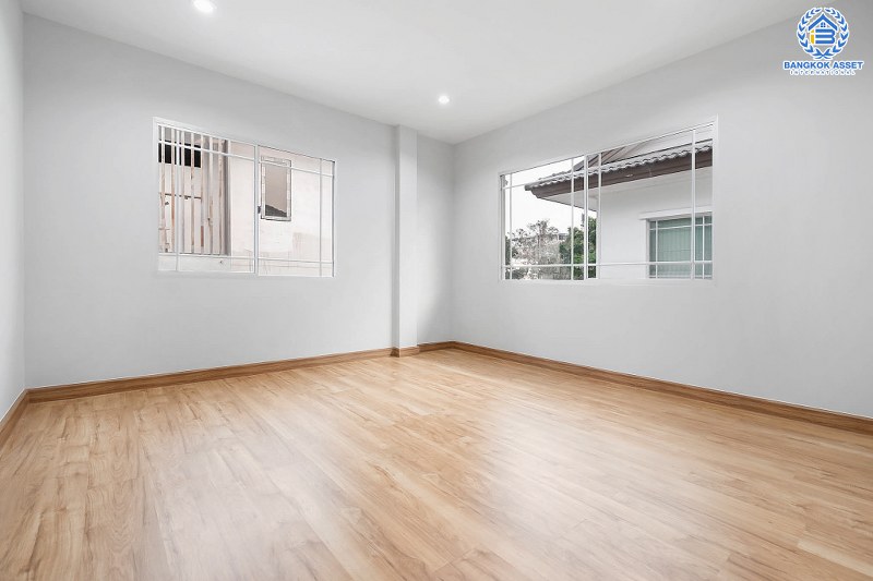 บ้านมือสองตกแต่งใหม่ หลังมุม คุณภาพแบรนด์ L&H โครงการ มัณฑนา แจ้งวัฒนะ-ราชพฤกษ์ เติมเต็มความสุขด้วยบ้านสไตล์โมเดิร์น พร้อม Living Room  เนื้อที่ 58.10 ตร.ว. ฟังก์ชั่น 3 ห้องนอน 3 ห้องน้ำ 2 ที่จอดรถ บนทำเลศักยภาพ เชื่อมต่อหลายเส้นทาง เพียง 10 นาทีถึงเซ็นทรัลแจ้งวัฒนะ ใกล้รถไฟฟ้า "สถานีบางรักใหญ่"