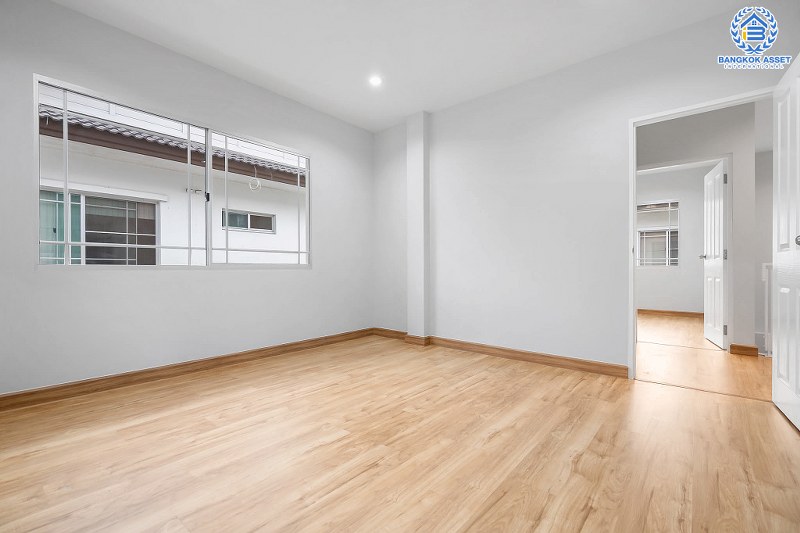 บ้านมือสองตกแต่งใหม่ หลังมุม คุณภาพแบรนด์ L&H โครงการ มัณฑนา แจ้งวัฒนะ-ราชพฤกษ์ เติมเต็มความสุขด้วยบ้านสไตล์โมเดิร์น พร้อม Living Room  เนื้อที่ 58.10 ตร.ว. ฟังก์ชั่น 3 ห้องนอน 3 ห้องน้ำ 2 ที่จอดรถ บนทำเลศักยภาพ เชื่อมต่อหลายเส้นทาง เพียง 10 นาทีถึงเซ็นทรัลแจ้งวัฒนะ ใกล้รถไฟฟ้า "สถานีบางรักใหญ่"