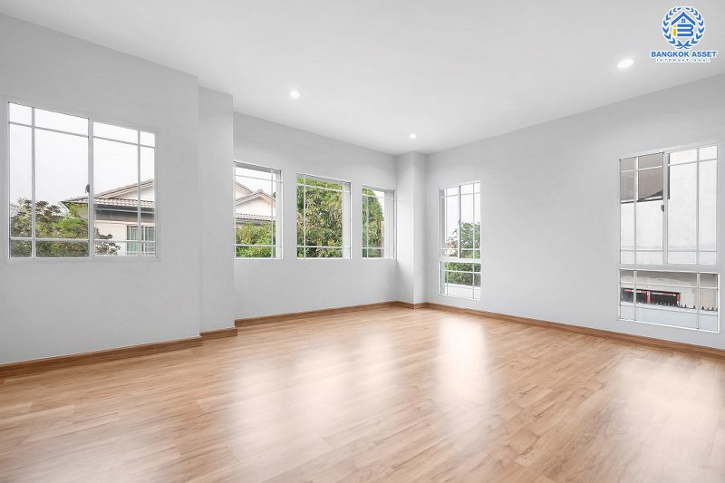 บ้านมือสองตกแต่งใหม่ หลังมุม คุณภาพแบรนด์ L&H โครงการ มัณฑนา แจ้งวัฒนะ-ราชพฤกษ์ เติมเต็มความสุขด้วยบ้านสไตล์โมเดิร์น พร้อม Living Room  เนื้อที่ 58.10 ตร.ว. ฟังก์ชั่น 3 ห้องนอน 3 ห้องน้ำ 2 ที่จอดรถ บนทำเลศักยภาพ เชื่อมต่อหลายเส้นทาง เพียง 10 นาทีถึงเซ็นทรัลแจ้งวัฒนะ ใกล้รถไฟฟ้า "สถานีบางรักใหญ่"