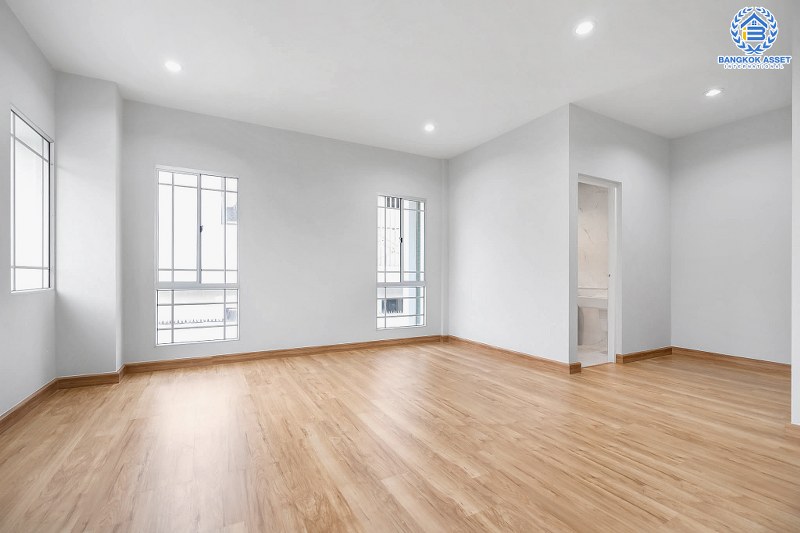 บ้านมือสองตกแต่งใหม่ หลังมุม คุณภาพแบรนด์ L&H โครงการ มัณฑนา แจ้งวัฒนะ-ราชพฤกษ์ เติมเต็มความสุขด้วยบ้านสไตล์โมเดิร์น พร้อม Living Room  เนื้อที่ 58.10 ตร.ว. ฟังก์ชั่น 3 ห้องนอน 3 ห้องน้ำ 2 ที่จอดรถ บนทำเลศักยภาพ เชื่อมต่อหลายเส้นทาง เพียง 10 นาทีถึงเซ็นทรัลแจ้งวัฒนะ ใกล้รถไฟฟ้า "สถานีบางรักใหญ่"