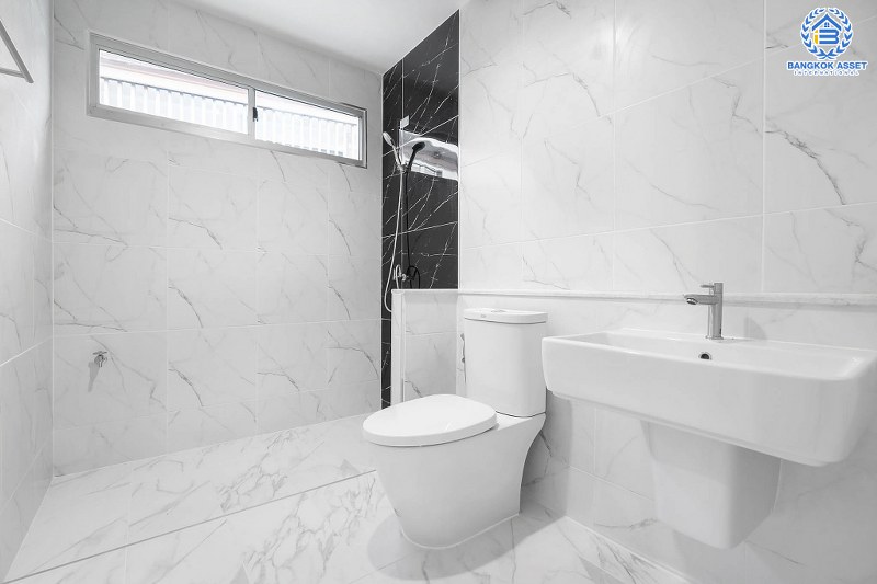 บ้านมือสองตกแต่งใหม่ หลังมุม คุณภาพแบรนด์ L&H โครงการ มัณฑนา แจ้งวัฒนะ-ราชพฤกษ์ เติมเต็มความสุขด้วยบ้านสไตล์โมเดิร์น พร้อม Living Room  เนื้อที่ 58.10 ตร.ว. ฟังก์ชั่น 3 ห้องนอน 3 ห้องน้ำ 2 ที่จอดรถ บนทำเลศักยภาพ เชื่อมต่อหลายเส้นทาง เพียง 10 นาทีถึงเซ็นทรัลแจ้งวัฒนะ ใกล้รถไฟฟ้า "สถานีบางรักใหญ่"