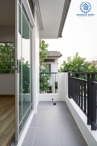 บ้านมือสองตกแต่งใหม่ หลังมุม คุณภาพแบรนด์ L&H โครงการ มัณฑนา แจ้งวัฒนะ-ราชพฤกษ์ เติมเต็มความสุขด้วยบ้านสไตล์โมเดิร์น พร้อม Living Room  เนื้อที่ 58.10 ตร.ว. ฟังก์ชั่น 3 ห้องนอน 3 ห้องน้ำ 2 ที่จอดรถ บนทำเลศักยภาพ เชื่อมต่อหลายเส้นทาง เพียง 10 นาทีถึงเซ็นทรัลแจ้งวัฒนะ ใกล้รถไฟฟ้า "สถานีบางรักใหญ่"