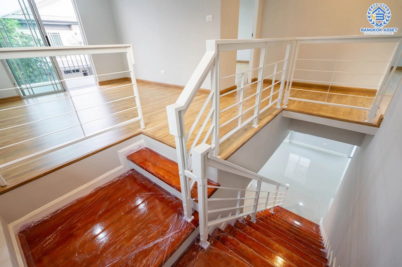 บ้านมือสองตกแต่งใหม่ หลังมุม คุณภาพแบรนด์ L&H โครงการ มัณฑนา แจ้งวัฒนะ-ราชพฤกษ์ เติมเต็มความสุขด้วยบ้านสไตล์โมเดิร์น พร้อม Living Room  เนื้อที่ 58.10 ตร.ว. ฟังก์ชั่น 3 ห้องนอน 3 ห้องน้ำ 2 ที่จอดรถ บนทำเลศักยภาพ เชื่อมต่อหลายเส้นทาง เพียง 10 นาทีถึงเซ็นทรัลแจ้งวัฒนะ ใกล้รถไฟฟ้า "สถานีบางรักใหญ่"