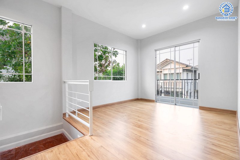 บ้านมือสองตกแต่งใหม่ หลังมุม คุณภาพแบรนด์ L&H โครงการ มัณฑนา แจ้งวัฒนะ-ราชพฤกษ์ เติมเต็มความสุขด้วยบ้านสไตล์โมเดิร์น พร้อม Living Room  เนื้อที่ 58.10 ตร.ว. ฟังก์ชั่น 3 ห้องนอน 3 ห้องน้ำ 2 ที่จอดรถ บนทำเลศักยภาพ เชื่อมต่อหลายเส้นทาง เพียง 10 นาทีถึงเซ็นทรัลแจ้งวัฒนะ ใกล้รถไฟฟ้า "สถานีบางรักใหญ่"