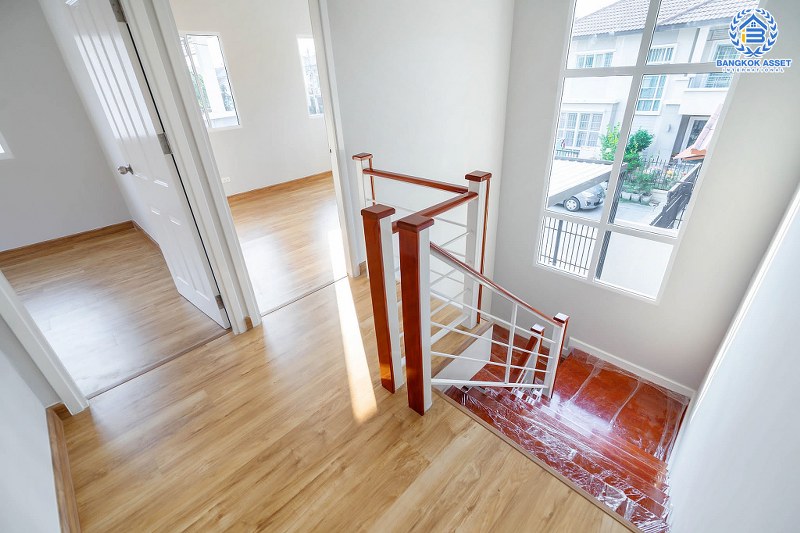 บ้านมือสองตกแต่งใหม่ แปลงมุม หลังใหญ่ ทำเลย่านปทุมธานี โครงการ พฤกษาวิลเลจ30 เดอะซีซั่น แจ้งวัฒนะ-ราชพฤกษ์ ตกแต่ง/ต่อเติมเต็ม เนื้อที่ 54.8 ตร.ว. ฟังก์ชั่น 3 ห้องนอน 2 ห้องน้ำ เดินทางสะดวกสบายเข้า-ออกได้หลายเส้นทาง ใกล้เมืองทองธานี และจุดขึ้นทางด่วน "แจ้งวัฒนะ"...