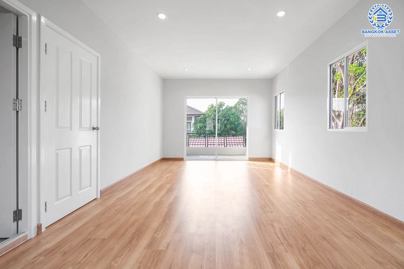 บ้านมือสองตกแต่งใหม่ แปลงมุม หลังใหญ่ ทำเลย่านปทุมธานี โครงการ พฤกษาวิลเลจ30 เดอะซีซั่น แจ้งวัฒนะ-ราชพฤกษ์ ตกแต่ง/ต่อเติมเต็ม เนื้อที่ 54.8 ตร.ว. ฟังก์ชั่น 3 ห้องนอน 2 ห้องน้ำ เดินทางสะดวกสบายเข้า-ออกได้หลายเส้นทาง ใกล้เมืองทองธานี และจุดขึ้นทางด่วน "แจ้งวัฒนะ"...