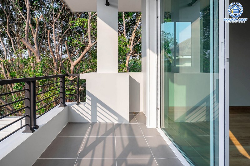 บ้านมือสองตกแต่งใหม่ แปลงมุม หลังใหญ่ ทำเลย่านปทุมธานี โครงการ พฤกษาวิลเลจ30 เดอะซีซั่น แจ้งวัฒนะ-ราชพฤกษ์ ตกแต่ง/ต่อเติมเต็ม เนื้อที่ 54.8 ตร.ว. ฟังก์ชั่น 3 ห้องนอน 2 ห้องน้ำ เดินทางสะดวกสบายเข้า-ออกได้หลายเส้นทาง ใกล้เมืองทองธานี และจุดขึ้นทางด่วน "แจ้งวัฒนะ"...