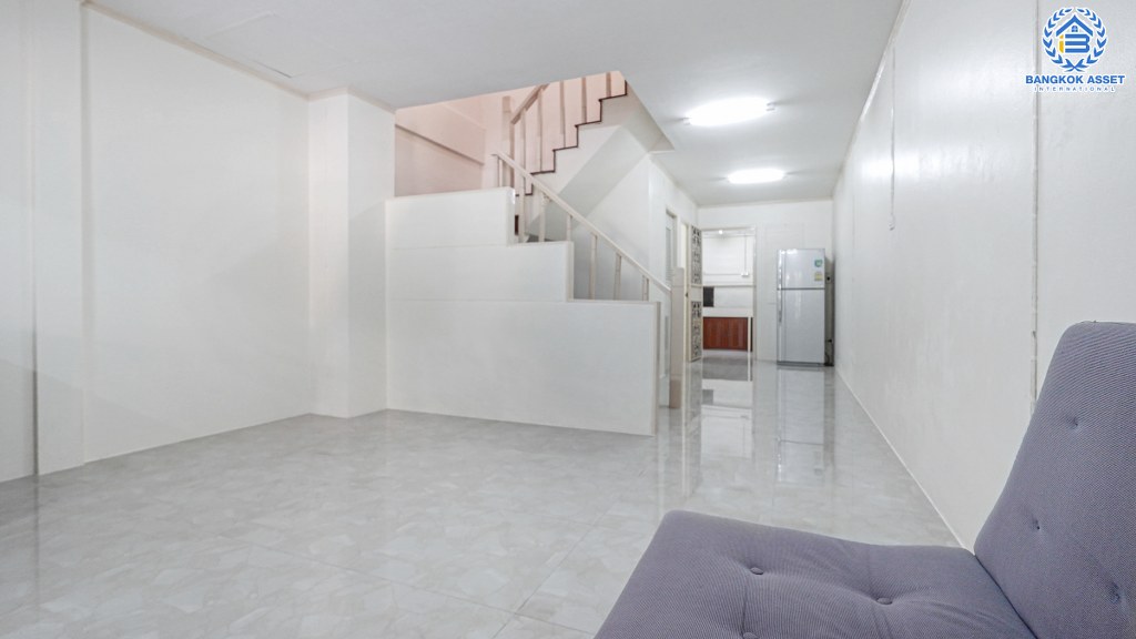 ทาวน์เฮ้าส์มือสองนนทบุรี ม.ลุมพินี บางบัวทอง บ้านสวยตกแต่งใหม่ทั้งหลัง พร้อมครัวเคาน์เตอร์ โรงรถ พร้อมเข้าอยู่ ฟังก์ชั่น 2 ห้องนอน 2 ห้องน้ำ ทำเลใกล้เซ็นทรัลเวสต์เกต และรถไฟฟ้า ราคาสุดคุ้ม!!...