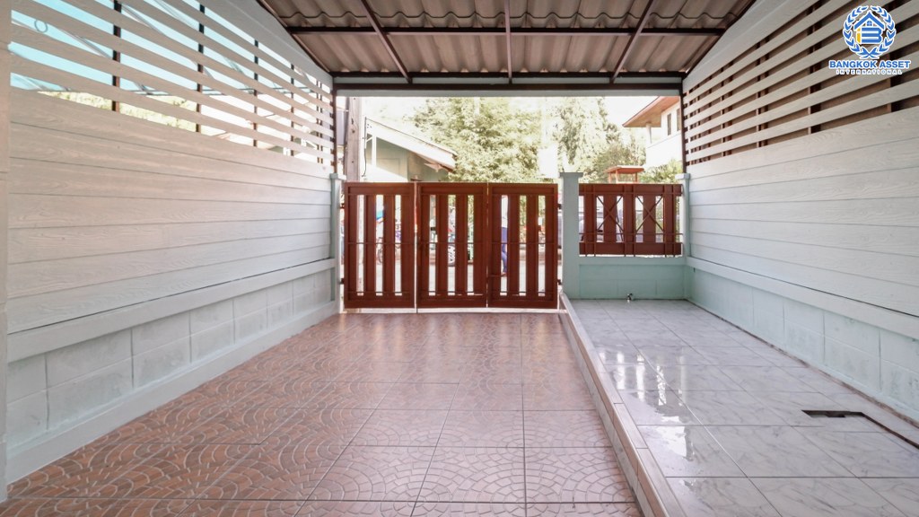 ทาวน์เฮ้าส์มือสองนนทบุรี ม.ลุมพินี บางบัวทอง บ้านสวยตกแต่งใหม่ทั้งหลัง พร้อมครัวเคาน์เตอร์ โรงรถ พร้อมเข้าอยู่ ฟังก์ชั่น 2 ห้องนอน 2 ห้องน้ำ ทำเลใกล้เซ็นทรัลเวสต์เกต และรถไฟฟ้า ราคาสุดคุ้ม!!...