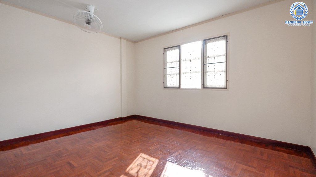 ทาวน์เฮ้าส์มือสองนนทบุรี ม.ลุมพินี บางบัวทอง บ้านสวยตกแต่งใหม่ทั้งหลัง พร้อมครัวเคาน์เตอร์ โรงรถ พร้อมเข้าอยู่ ฟังก์ชั่น 2 ห้องนอน 2 ห้องน้ำ ทำเลใกล้เซ็นทรัลเวสต์เกต และรถไฟฟ้า ราคาสุดคุ้ม!!...