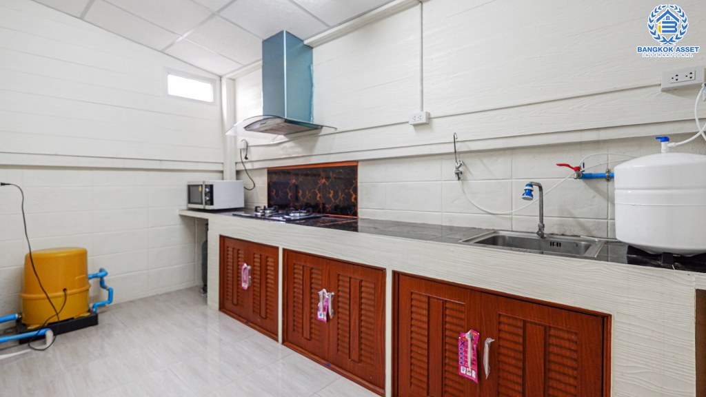 ทาวน์เฮ้าส์มือสองนนทบุรี ม.ลุมพินี บางบัวทอง บ้านสวยตกแต่งใหม่ทั้งหลัง พร้อมครัวเคาน์เตอร์ โรงรถ พร้อมเข้าอยู่ ฟังก์ชั่น 2 ห้องนอน 2 ห้องน้ำ ทำเลใกล้เซ็นทรัลเวสต์เกต และรถไฟฟ้า ราคาสุดคุ้ม!!...