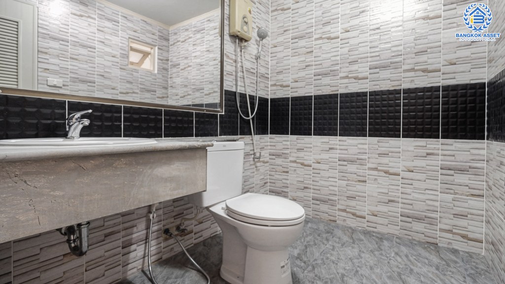 ทาวน์เฮ้าส์มือสองนนทบุรี ม.ลุมพินี บางบัวทอง บ้านสวยตกแต่งใหม่ทั้งหลัง พร้อมครัวเคาน์เตอร์ โรงรถ พร้อมเข้าอยู่ ฟังก์ชั่น 2 ห้องนอน 2 ห้องน้ำ ทำเลใกล้เซ็นทรัลเวสต์เกต และรถไฟฟ้า ราคาสุดคุ้ม!!...