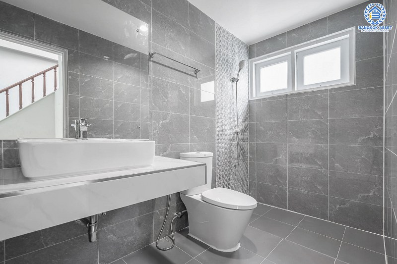 บ้านมือสองตกแต่งใหม่ หลังใหญ่ 70 ตร.ว. ทำเลติดถนนกาญจนาฯ คุณภาพแบรนด์ ม.ลัดดารมย์ ปิ่นเกล้า-กาญจนาฯ (Q.House) โซนต้นโครงการ ใกล้ส่วนกลาง ฟังก์ชั่นครบครัน พื้นที่ใช้สอยกว้างกว่า 200 ตร.ม. ใกล้ทางด่วนศรีรัช ราคาสุดคุ้ม!...