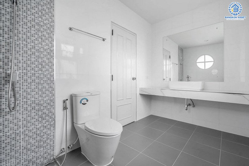 บ้านมือสองตกแต่งใหม่ หลังใหญ่ 70 ตร.ว. ทำเลติดถนนกาญจนาฯ คุณภาพแบรนด์ ม.ลัดดารมย์ ปิ่นเกล้า-กาญจนาฯ (Q.House) โซนต้นโครงการ ใกล้ส่วนกลาง ฟังก์ชั่นครบครัน พื้นที่ใช้สอยกว้างกว่า 200 ตร.ม. ใกล้ทางด่วนศรีรัช ราคาสุดคุ้ม!...