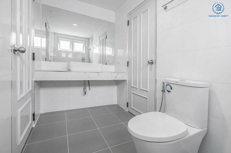 บ้านมือสองตกแต่งใหม่ หลังใหญ่ 70 ตร.ว. ทำเลติดถนนกาญจนาฯ คุณภาพแบรนด์ ม.ลัดดารมย์ ปิ่นเกล้า-กาญจนาฯ (Q.House) โซนต้นโครงการ ใกล้ส่วนกลาง ฟังก์ชั่นครบครัน พื้นที่ใช้สอยกว้างกว่า 200 ตร.ม. ใกล้ทางด่วนศรีรัช ราคาสุดคุ้ม!...