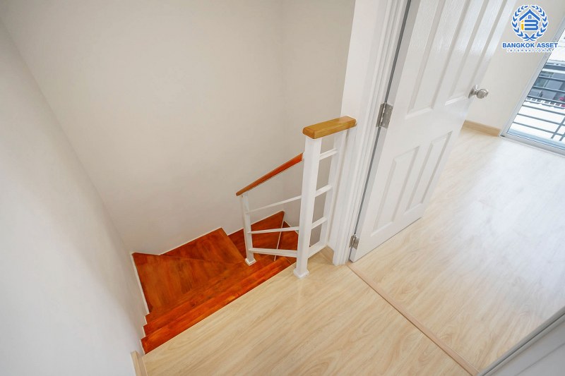 บ้านมือสองตกแต่งใหม่ ม.พฤกษาทาวน์เน็กซ์ นครอินทร์-วงเวียนพระราม5 ฟังก์ชั่นครบ พร้อมเข้าอยู่  เนื้อที่ 16 ตร.ว. 3 ห้องนอน 2 ห้องน้ำ บนทำเลติด ถ.นครอินทร์ สามารถเชื่อมต่อได้หลายเส้นทาง ใกล้รถไฟฟ้าสายสีม่วง "สถานีตลาดบางใหญ่" และทางด่วน "ศรีรัช"...