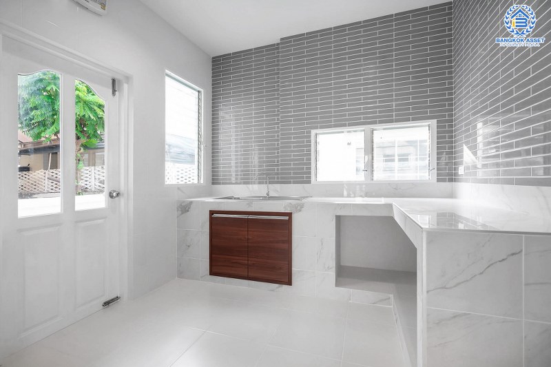 บ้านมือสองตกแต่งใหม่ คุณภาพLH โครงการ มัณฑนา ปิ่นเกล้า-พระราม5 บรรยากาศเงียบสงบ มีความเป็นส่วนตัว ด้วยหน้าบ้านไม่ติดใคร เนื้อที่ 58 ตร.ว. ฟังก์ชั่น 3 ห้องนอน 3 ห้องน้ำ 2 ที่จอดรถ facility ครบครัน! บนทำเลเดินทางสะดวก หน้าโครงการติดถนนนครอินทร์ ใกล้วงเวียนพระราม5 และจุดขึ้นทางด่วน "ศรีรัช"