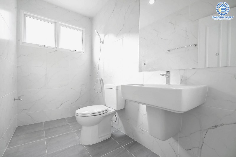 บ้านมือสองตกแต่งใหม่ คุณภาพLH โครงการ มัณฑนา ปิ่นเกล้า-พระราม5 บรรยากาศเงียบสงบ มีความเป็นส่วนตัว ด้วยหน้าบ้านไม่ติดใคร เนื้อที่ 58 ตร.ว. ฟังก์ชั่น 3 ห้องนอน 3 ห้องน้ำ 2 ที่จอดรถ facility ครบครัน! บนทำเลเดินทางสะดวก หน้าโครงการติดถนนนครอินทร์ ใกล้วงเวียนพระราม5 และจุดขึ้นทางด่วน "ศรีรัช"